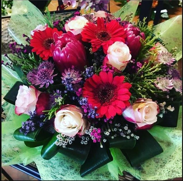 Composition de roses, gerberas et astrances