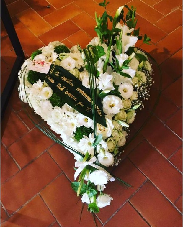 Cœur de deuil blanc avec ruban personnalisé