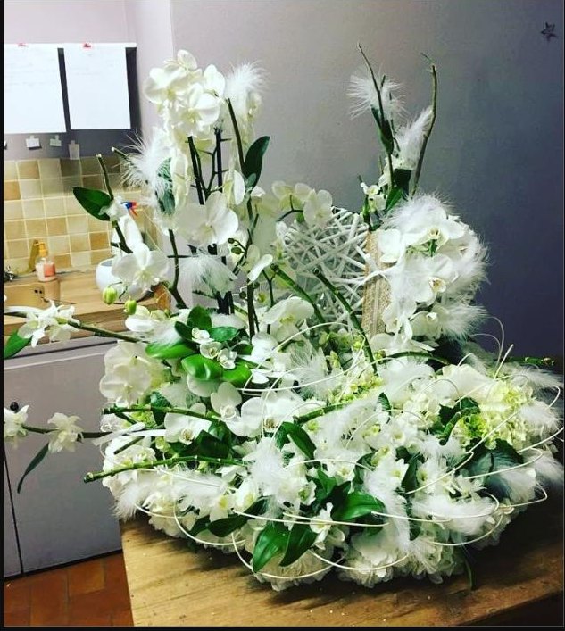 Composition de deuil blanche, orchidées et plumes