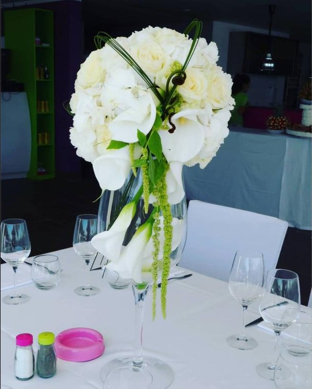 Centre de table de mariage, roses blanches et arums